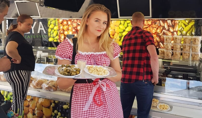 <p>Voor de bezoekers van de braderie op de Woonboulevard in Almelo is er lekker eten.</p>