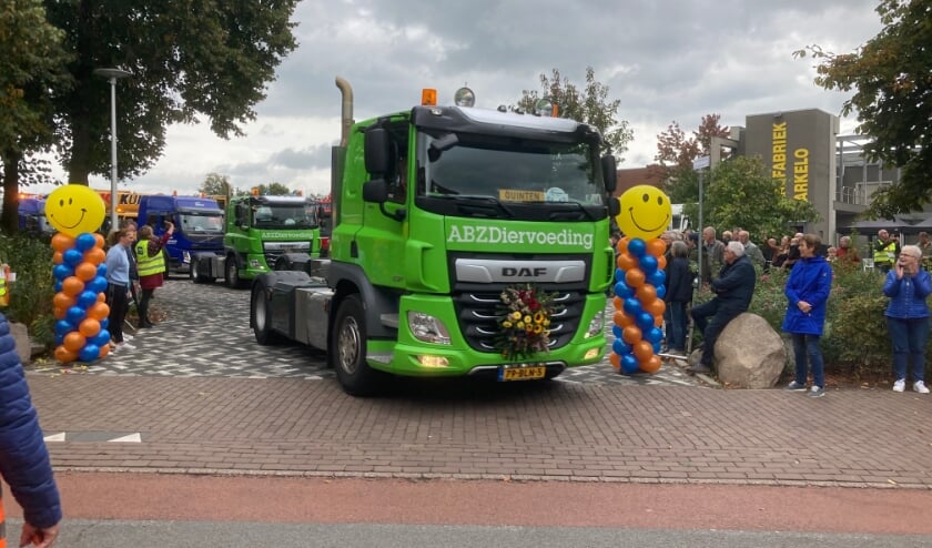 <p>De eerste vrachtwagens rijden van het Kaasplein in Markelo af. Ze maken een toerrit voor mensen met een verstandelijke beperking. </p>