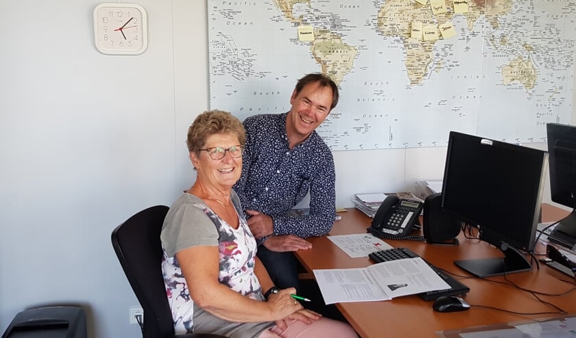 <p>Ans en Henk op hun werkplek bij Stichting De Welle. Hier bespreken ze welke nieuwe statushouders in onze gemeente komen, waar ze vandaan komen en welke acties ze moeten ondernemen.</p>