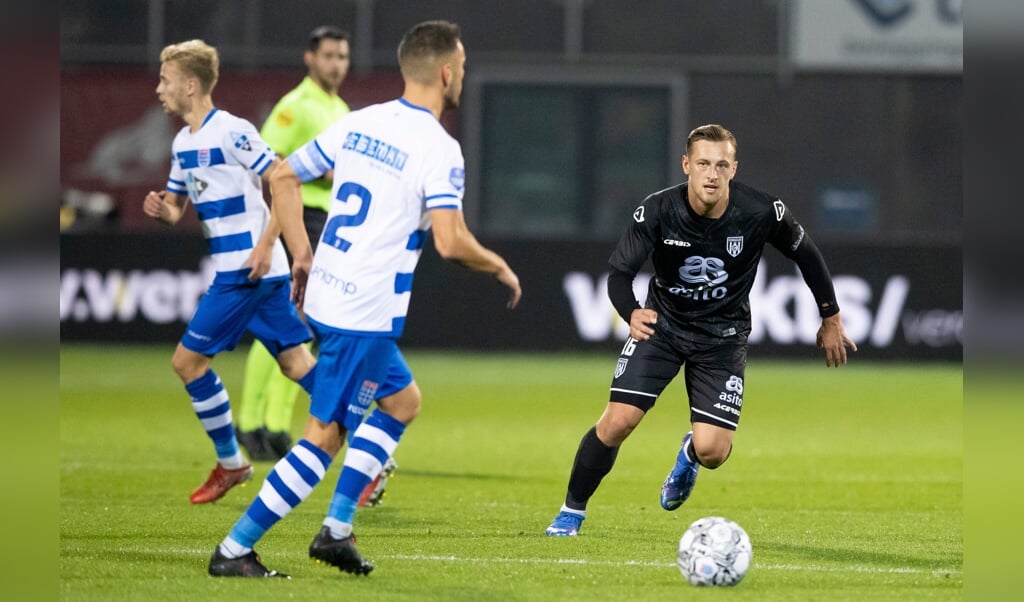 Kaj Sierhuis in actie tegen PEC in het MAC3Park in Zwolle. (Foto: NESimages)