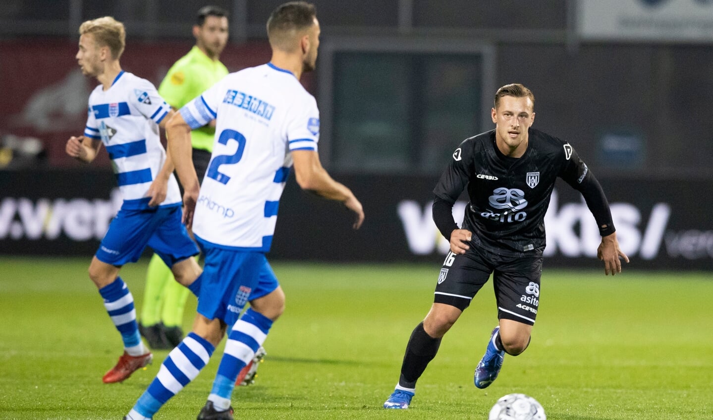 Kaj Sierhuis in actie tegen PEC in het MAC3Park in Zwolle. (Foto: NESimages)