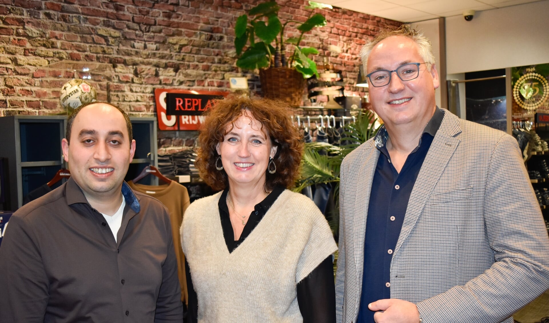 Verkopers Mauro en Desiree en eigenaar Marc Roetgering zijn ontzettend trots dat Tiecke & Mulder al 75 jaar bestaat.
