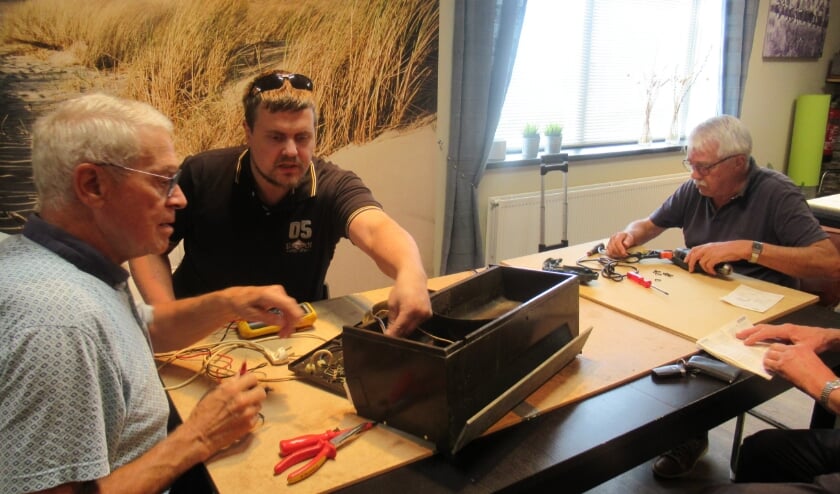 <p>Vrijwilligerswerk kent vele vormen, zoals bij een Repair Café om spullen te repareren.</p>