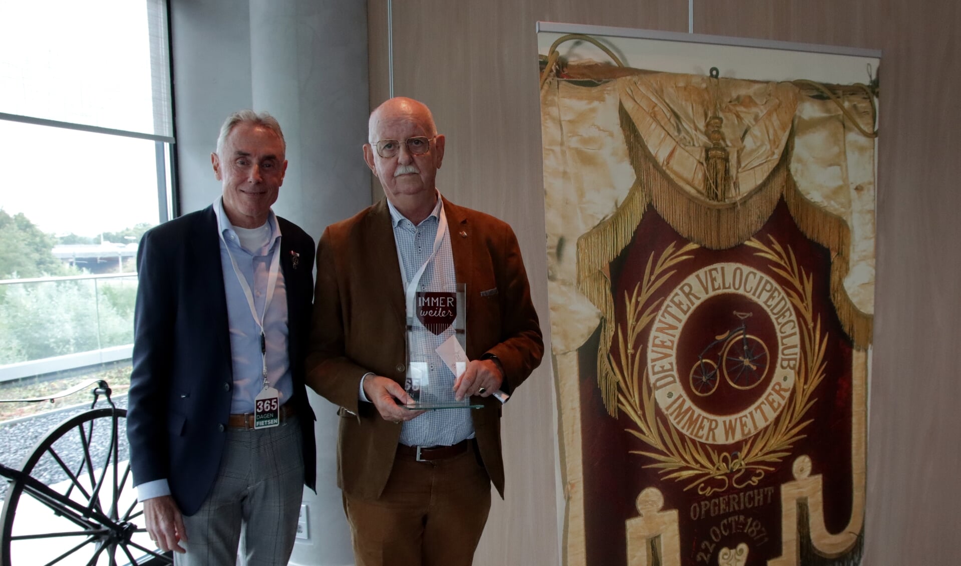 Oud-profrenner Theo de Rooij (links) overhandigde Jan Bakker de Immer Weiter Award.