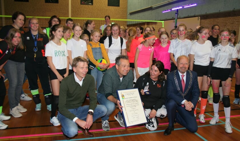 <p>Arcade Pollux neemt de Zilveren Erepenning van Oldenzaal in ontvangst.</p>