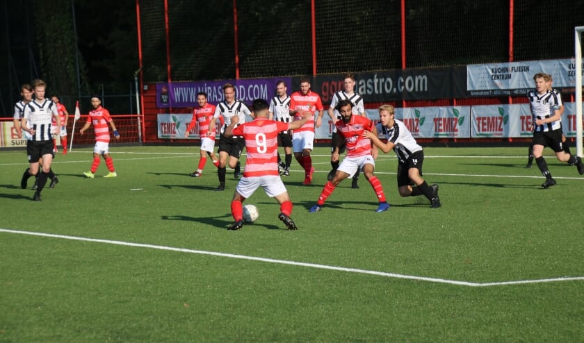 <p>De fans en spelers genoten van een mooi duel, waarbij NEO uiteindelijk weer de punten mee naar huis mocht nemen. De derde zege op rij voor de Bornse club, een mooi start van het seizoen.</p>
