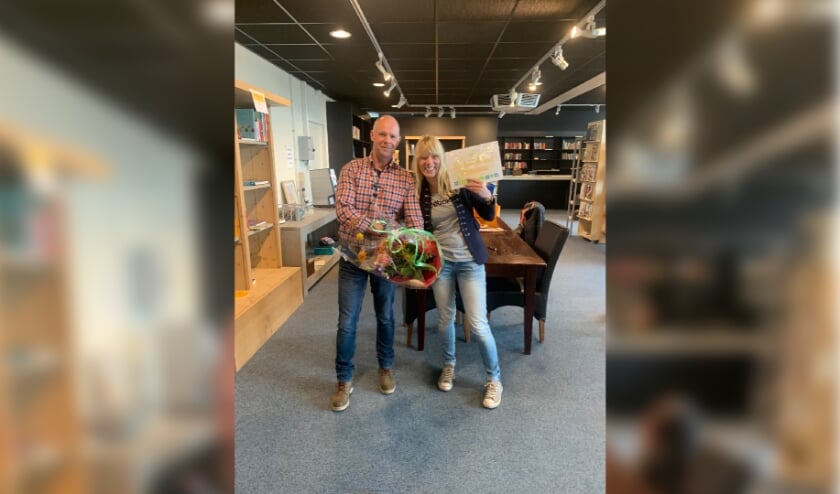 <p>Lucinde Hesselink vond het Golden Ticket dat haar 100 euro kooptegoed en een mooie bos bloemen opleverde</p>