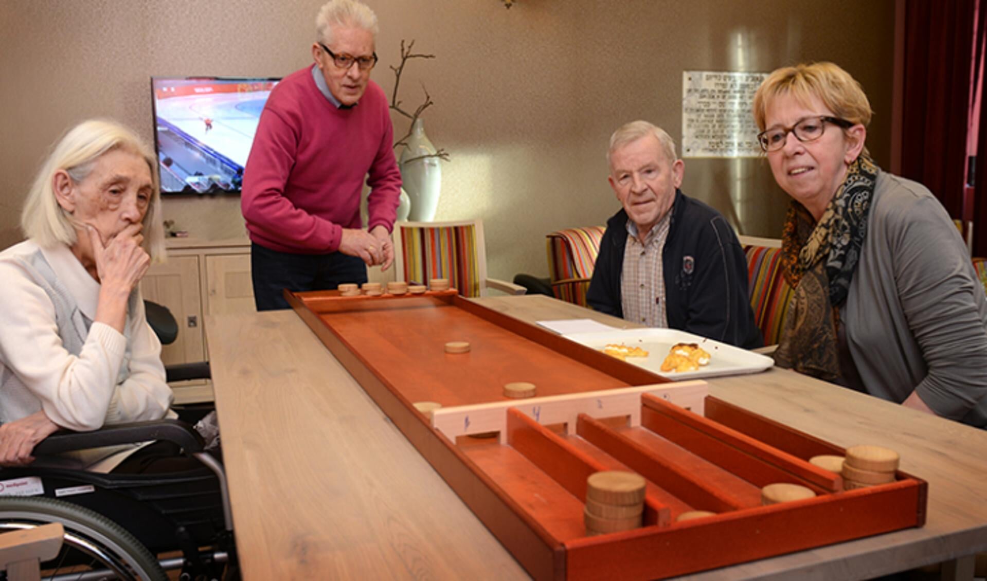 Nu nog worden door zelfstandig wonende ouderen in het Borsthuis gezelschapsspellen als sjoelen gespeeld. (Foto: Trivium Meulenbelt Zorg)