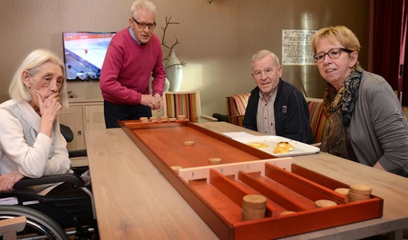 <p>Nu nog worden door zelfstandig wonende ouderen in het Borsthuis gezelschapsspellen als sjoelen gespeeld. (Foto: Trivium Meulenbelt Zorg)</p>