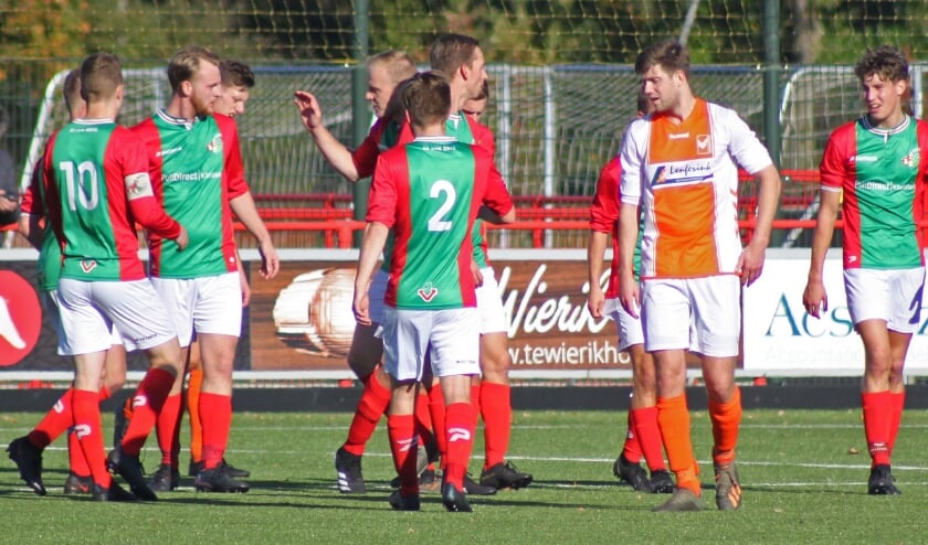 <p>Bon Boys speelde zondag voor het eerst op de nieuwe mat. Lemelerveld werd met 2-0 verslagen. Foto: Bon Boys. </p>