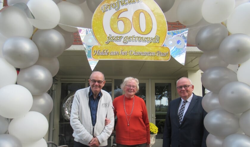 <p>Het diamanten echtpaar Thalen-Ten Cate werd maandag 18 oktober gefeliciteerd door burgemeester Arco Hofland.</p>
