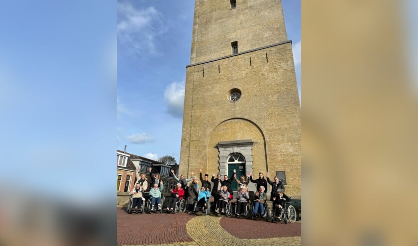 <p>Bewoners die op vakantie waren op Terschelling voor de vuurtoren De Brandaris.</p>