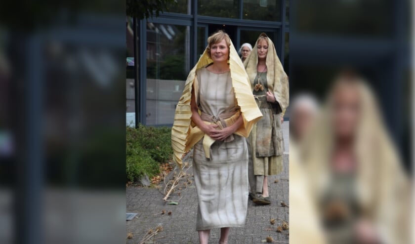 <p>De dames tonen plattelandskleding van vroeger</p>