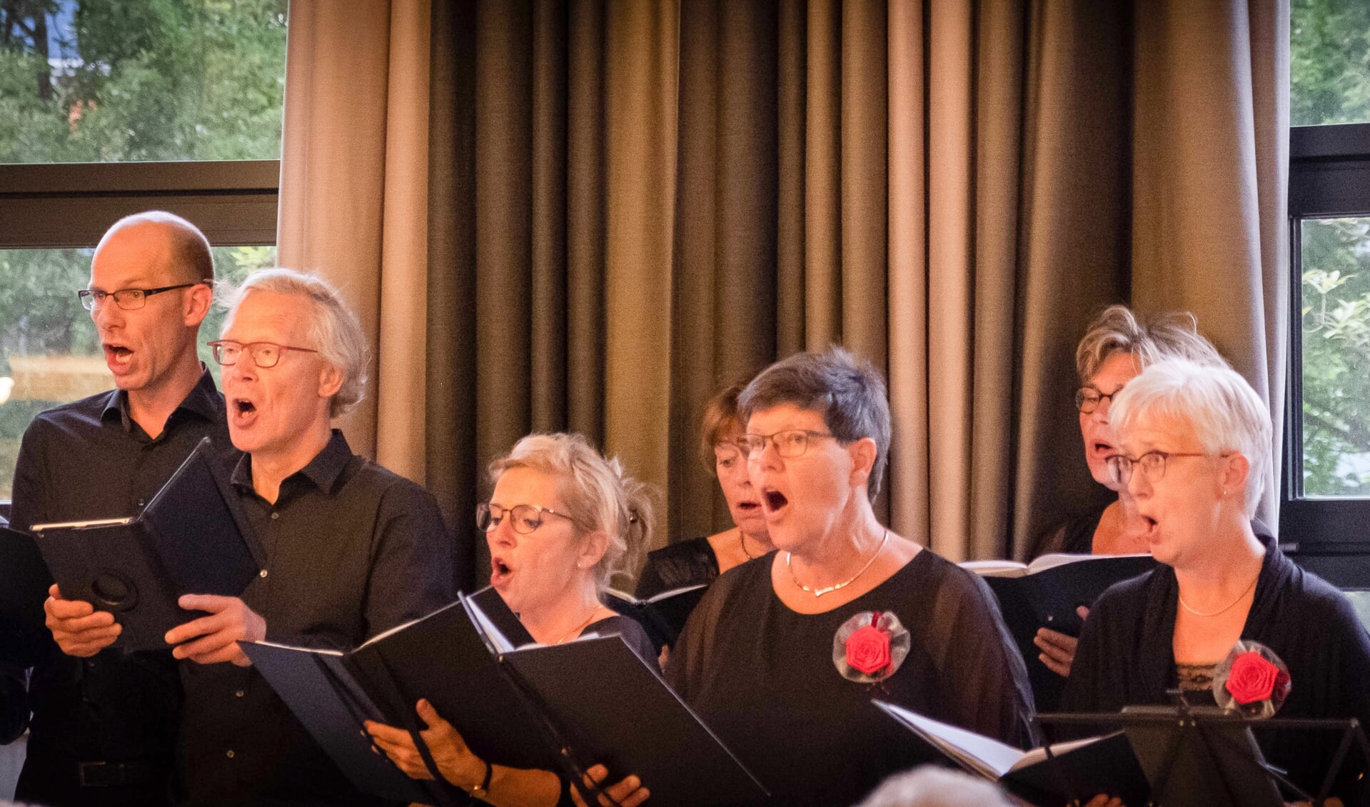 Een foto van de Petra Singers uit juni 2018 tijdens een optreden in de Broekheurnerstede. (Foto: Jeroen te Lindert).