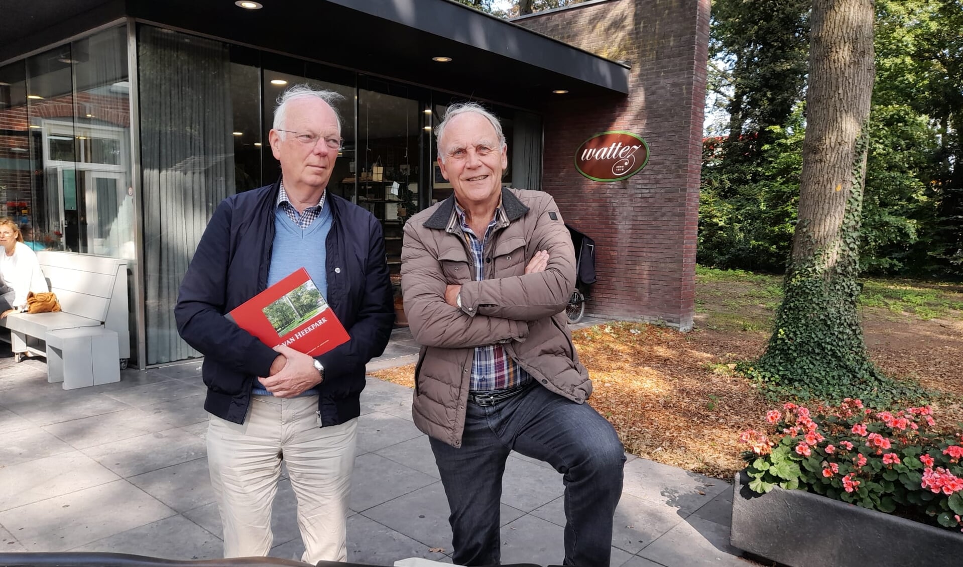 Martien Molenaar (met jubileumboek in de handen) en Gerard Oude Vrielink bij Wattez.