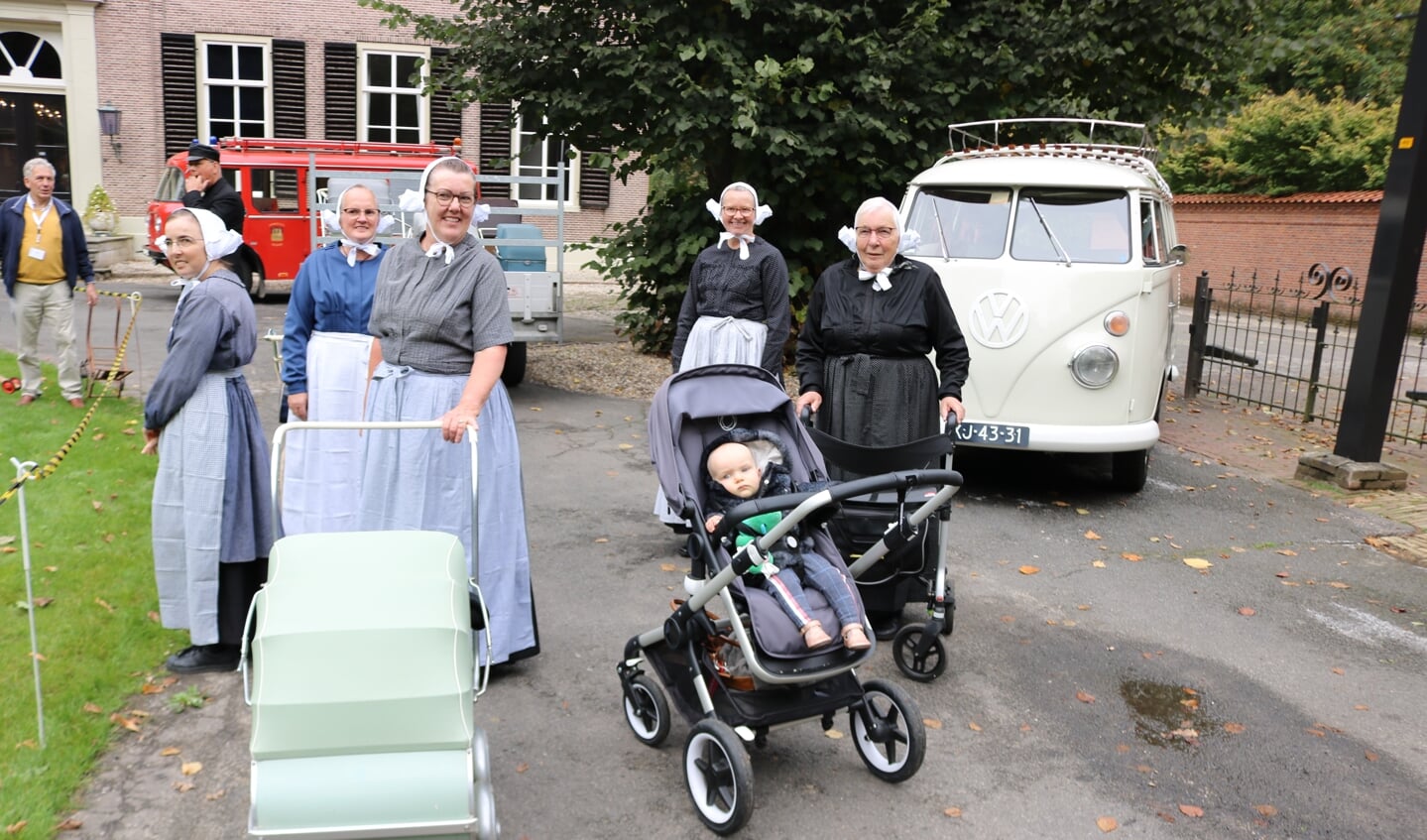 Klederdrachten, nostalgische voertuigen en veel mensen rond de Oosterhof. Jennie Voortman legde uit hoe het allemaal in elkaar stak met de modegrillen in vroeger tijden.