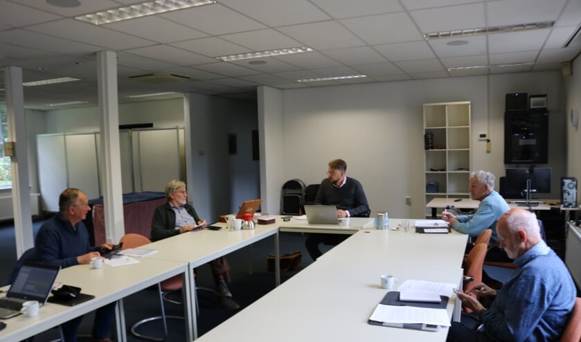 <p>RIJSSEN - De Rijssense Stadsschrijvers van links naar rechts Wim ter Harmsel, Gerrit Kraa, voorzitter Kees Jansen, Gerrit ten Wolthuis en Karel van der Meer.</p>