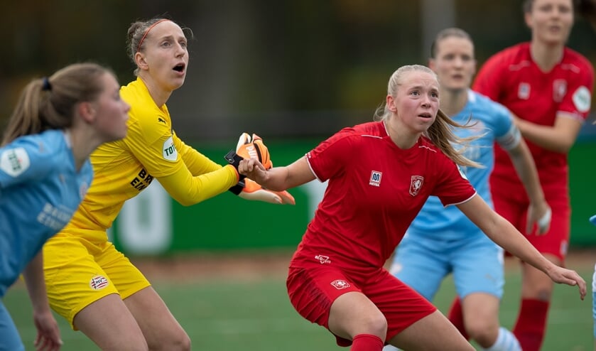 <p>Ella Peddemors in actie tegen PSV, met keepster Sari van Veenendaal. (Foto: FC Twente Media/A. Veurink)</p>