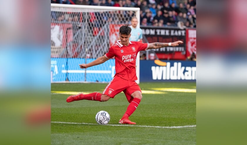 <p>Mees Hilgers aan de bal in de wedstrijd tegen NEC in de Grolsch Veste. (Foto: FC Twente Media/Anja Veurink)</p>