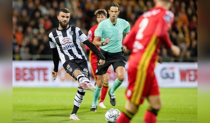 <p>Rai Vloet in actie tegen Go Ahead Eagles. (Foto: NESimages).</p>