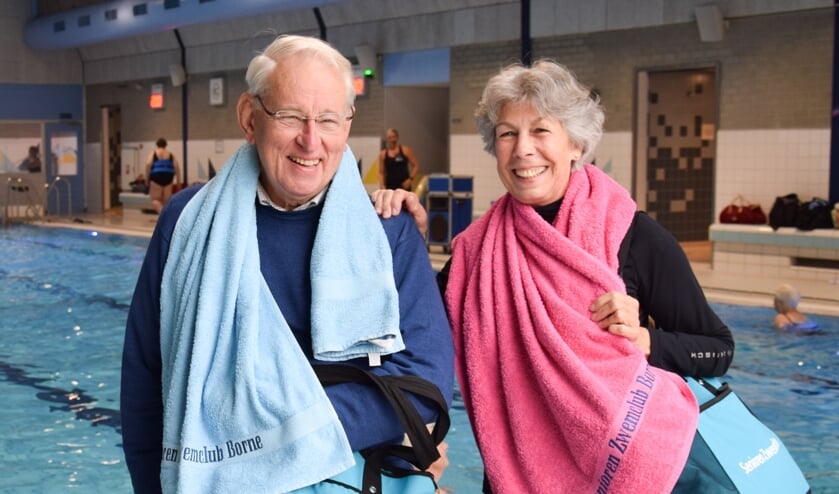 <p>Hendrik Grobbink en Nelly Waanders vinden gemoedelijkheid troef bij vijftigjarige zwemclub.</p>