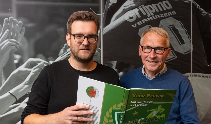 <p>Rene Waning en Frans Bouwmeesters met het jubileumboek van HSC'21. Foto: Wim Busschers. </p>