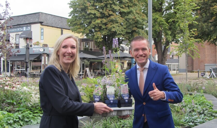 <p>Evelien Zinkweg feliciteert Jurgen van Houdt</p>
