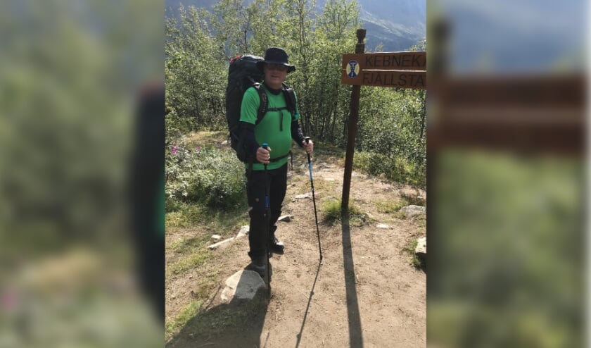 <p>Marc Brandsma onderweg tijdens een wandeling in de Zweedse natuur. </p>