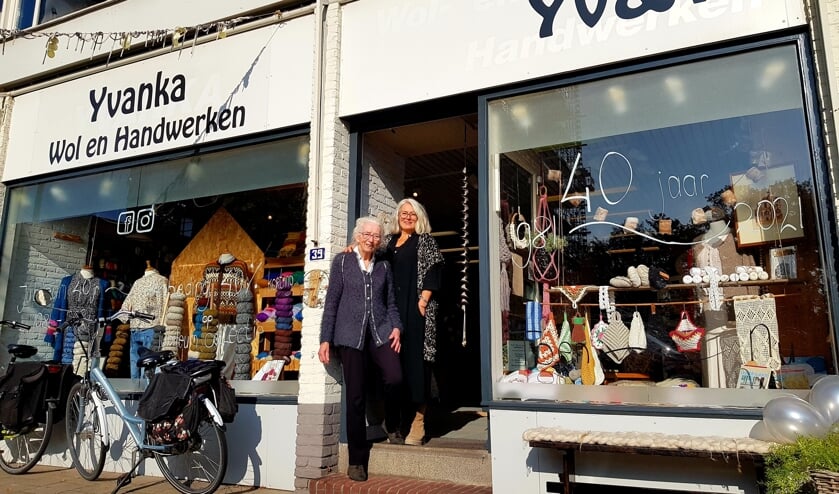 <p>Eigenaresse Ria Leushuis en dochter Marit vol trots voor hun handwerkzaak, die al 40 jaar is gevestigd aan de Oldenzaalsestraat. Foto: L. Meijer.</p>