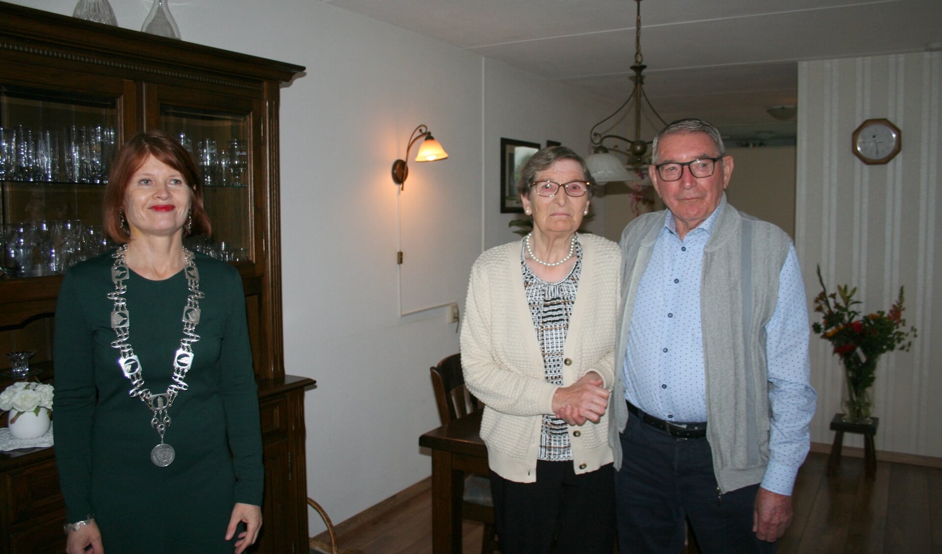 Het echtpaar Mink-Brinks vierde afgelopen weekend hun 60-jarig jubileum in Losser. Burgemeester Cia Kroon kwam langs om hen te feliciteren.