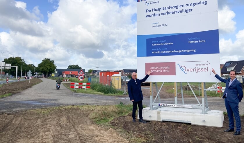 <p>De wethouders Arjen Maathuis (rechts) en Jan Martin van Rees verklaren de werkzaam officieel voor geopend.</p>