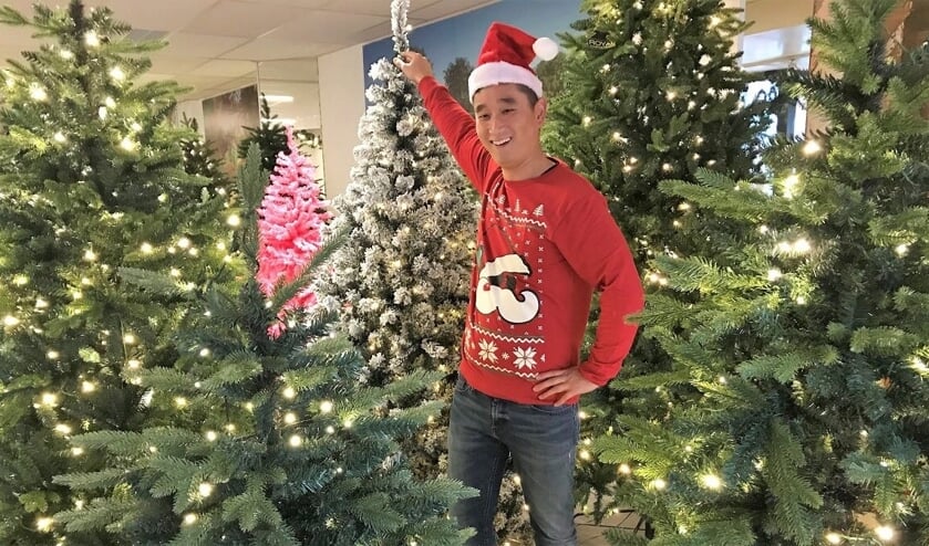 <p>Bij KJ Outdoor staan er meer dan honderd kunstkerstbomen in de showroom. Voor iedereen is er wel een model te vinden,</p>