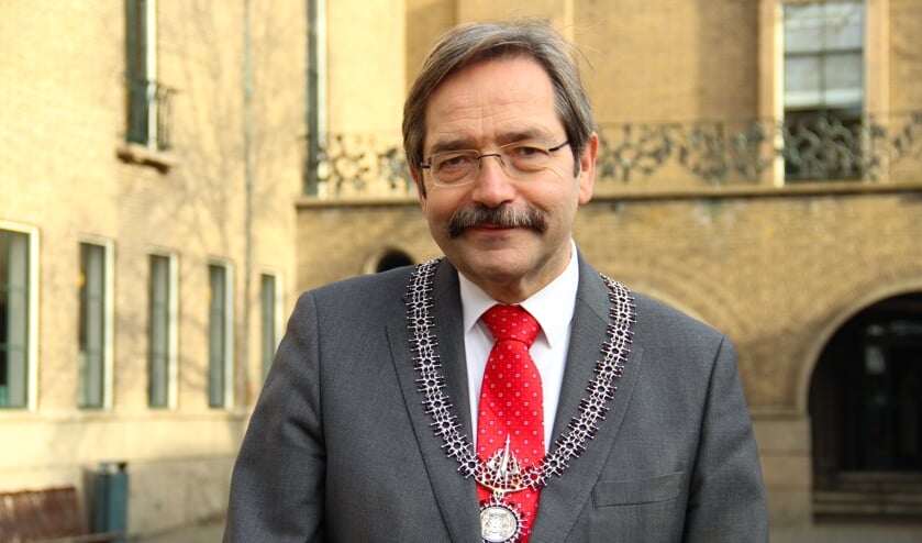 <p>Burgemeester Theo Bovens: We passen ons in Enschede razendsnel aan'</p>