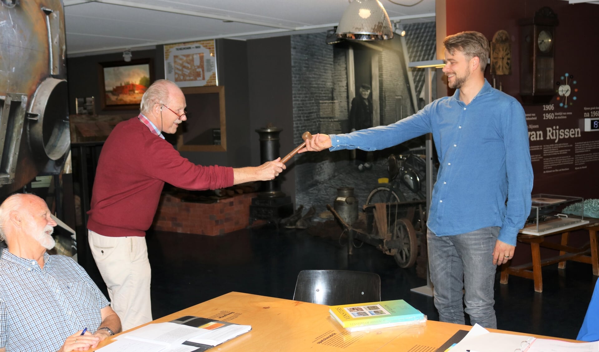 RIJSSEN - Jan Slofstra droeg vorig jaar het voorzitterschap van de Rijssense Stadsschrijvers over aan Kees Jansen (rechts).