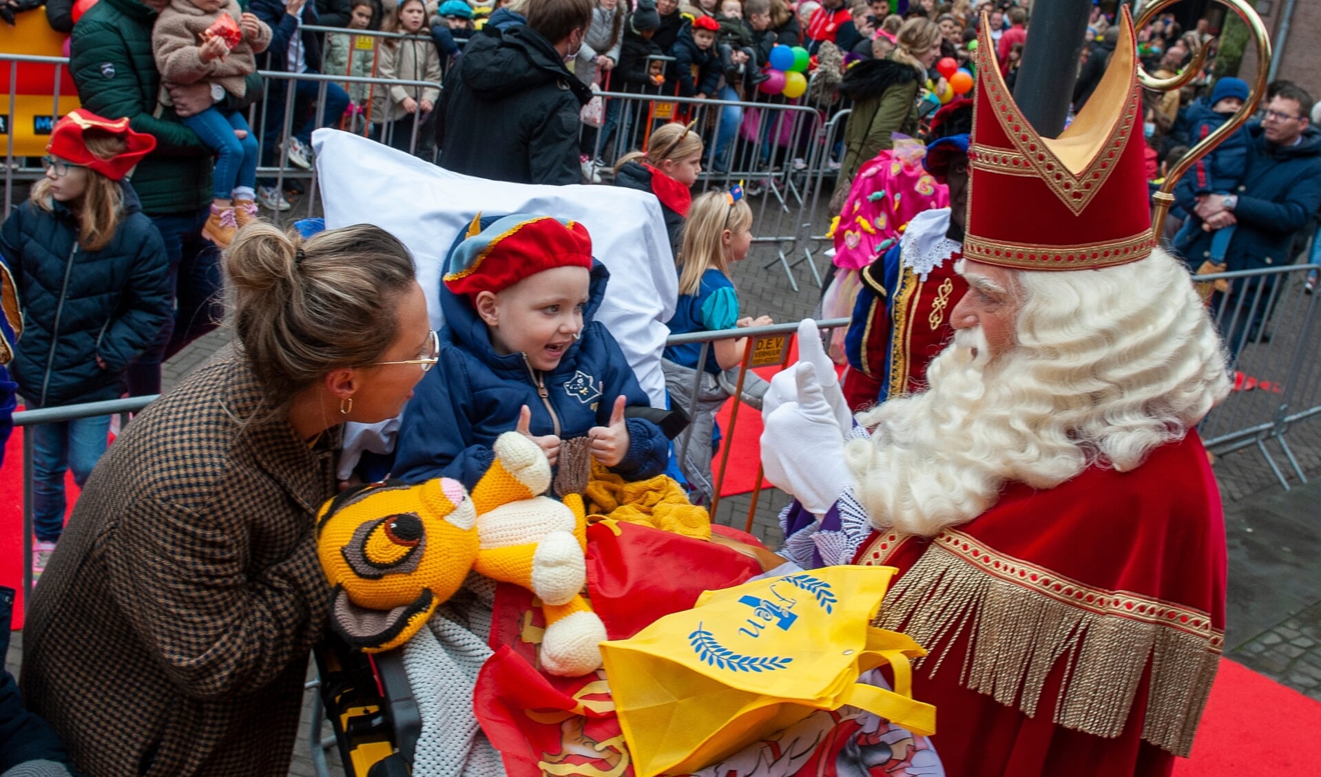 Fien Weber steekt de duimen omhoog bij Sinterklaas. (Foto: Robert Hoetink)