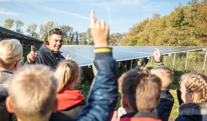 <p>De leerlingen uit groep 5 tot en met 8 bezochten het zonnepark tegenover de school.</p>