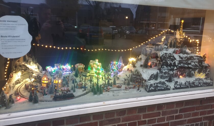 <p class="Fotobijschrift" pstyle="Fotobijschrift">Door het briefje blijven kinderen naar het kerstdorp kijken.</p>
