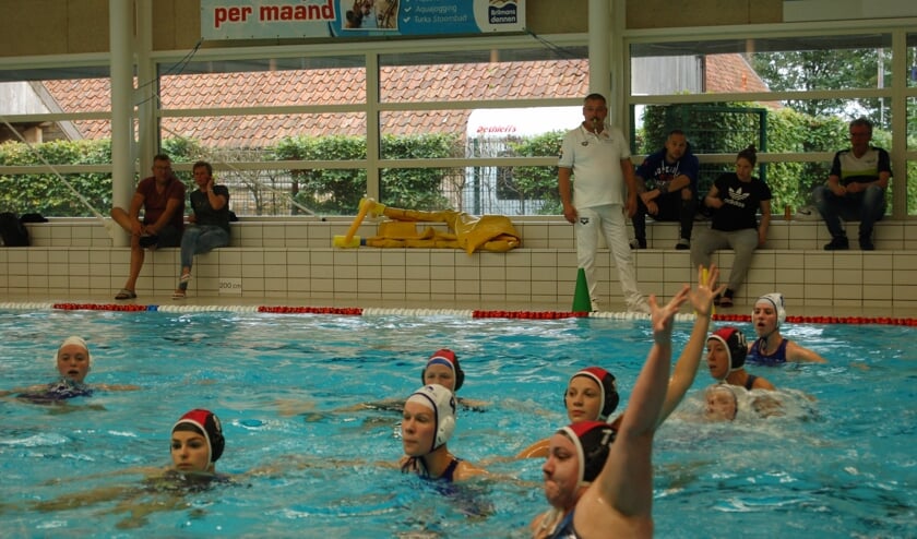 <p>De waterpolosters van EZC dames 1 in actie tegen Zwemclub Losser. (Foto: Rik van Rijkom)&nbsp;</p>  