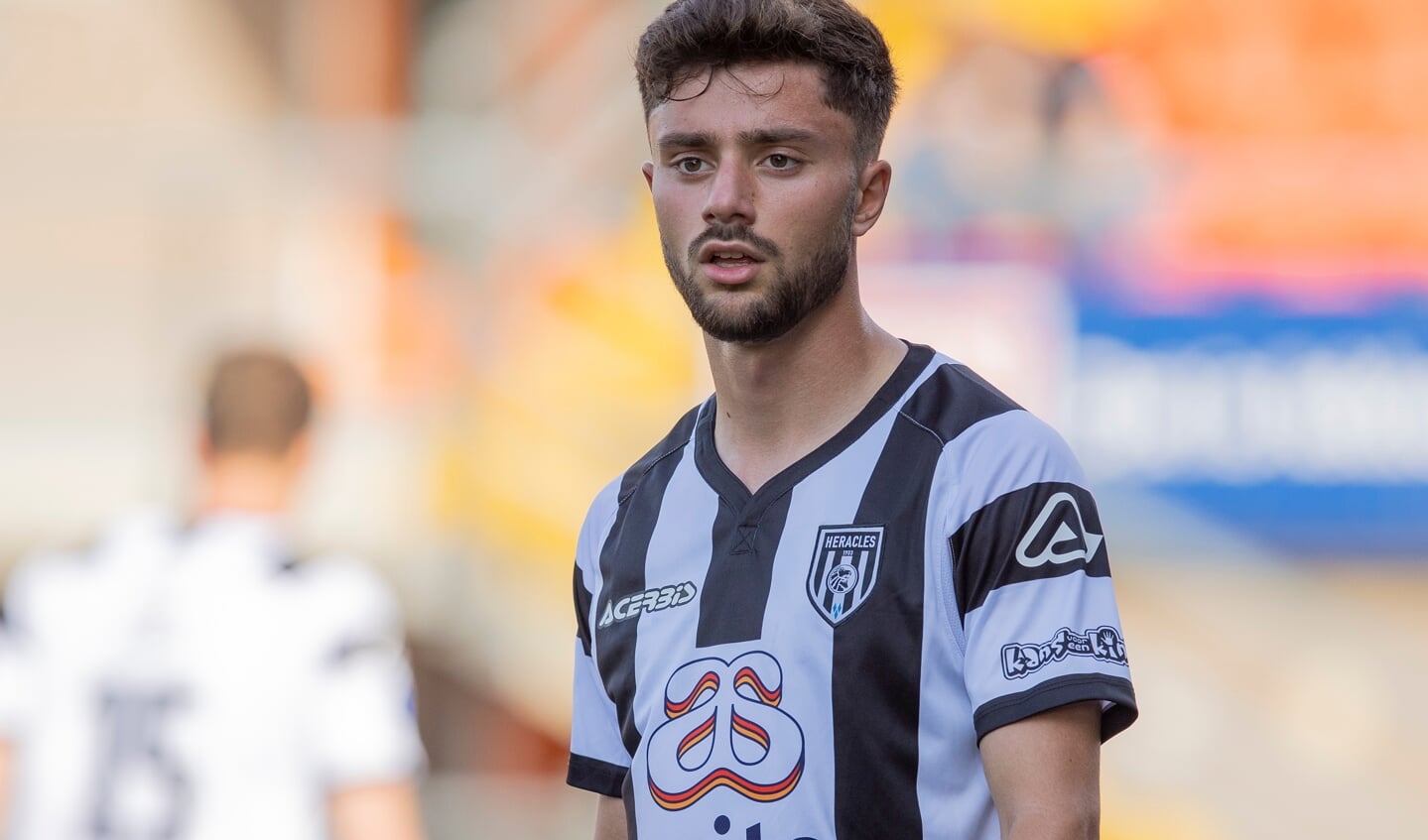 Elias Sierra tijdens een oefenwedstrijd in en tegen Volendam. (Foto: NESimages)