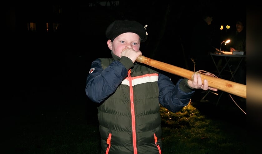 <p>Jesse Jansen Bloas an; hij begon al op 9 jaar oud met het blazen op de midwinterhoorn. Inmiddels heeft hij zich de techniek goed meester gemaakt.</p>