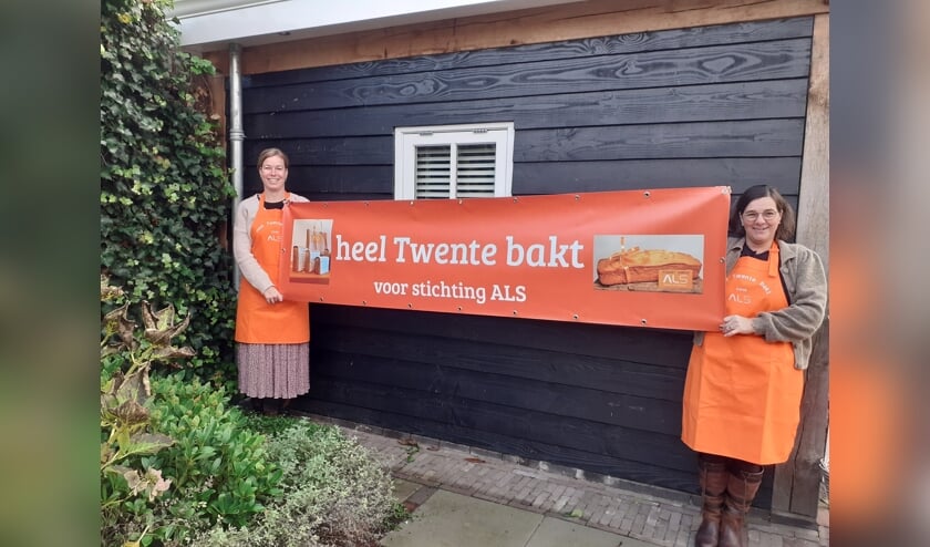 <p>Zaterdag zijn de producten voor de ALS-actie te koop in het vernieuwde winkelcentrum De Hoge Wal. Links Monique ten Bolscher en rechts Henriëtte Floor. </p>