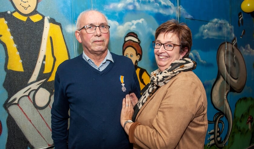 <p>Geert Dors kreeg zaterdag bij Viebèrgo een koninklijke onderscheiding, opgespeld door zijn vrouw. (Foto: Robert Hoetink)</p>