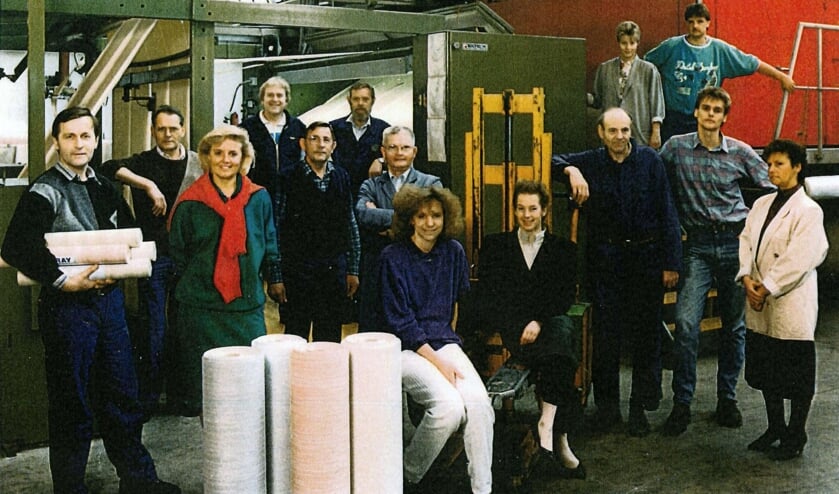 <p>Personeel van de toenmalige Nederlandse Jute Industrie (NJI) in 1990 met onder anderen Arie Scherphof uiterst links en Erik Braamhaar (tweede van rechts). Foto: Erfgoed Rijssen-Holten.</p>