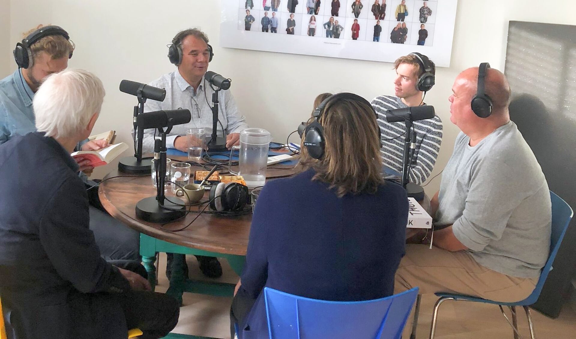 Aandachtig luisteren de gasten naar het verhaal van de Almelose klokkenmaker Martin Hamstra tijdens een opname van de podcast De Leeuw Lult Verder.