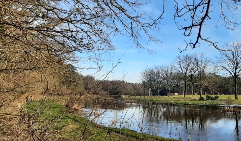<p>Het water van het smeltende ijs zocht zijn weg tussen de heuvels en vormde de voorloper van de rivier De Regge.</p>