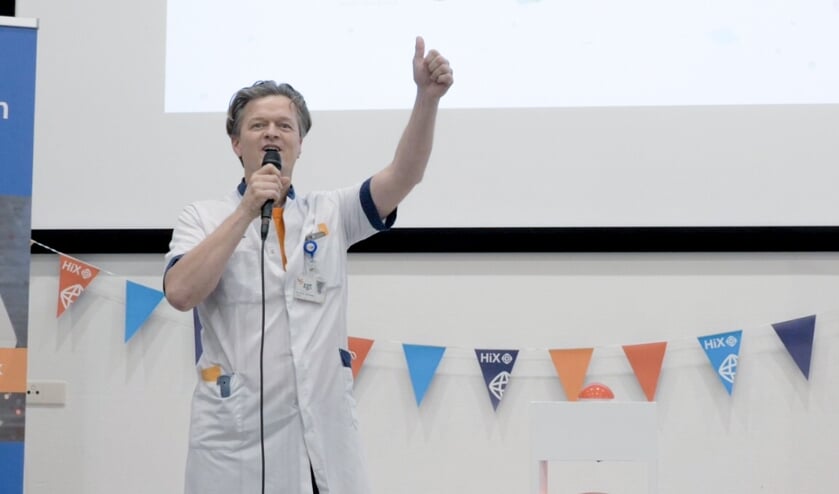 <p>Wolter Odding van ZGT steekt zijn duim op voor een gegevensuitwisseling met het MST. ''Dit komt de behandeling van een patiënt ten goede.''</p>