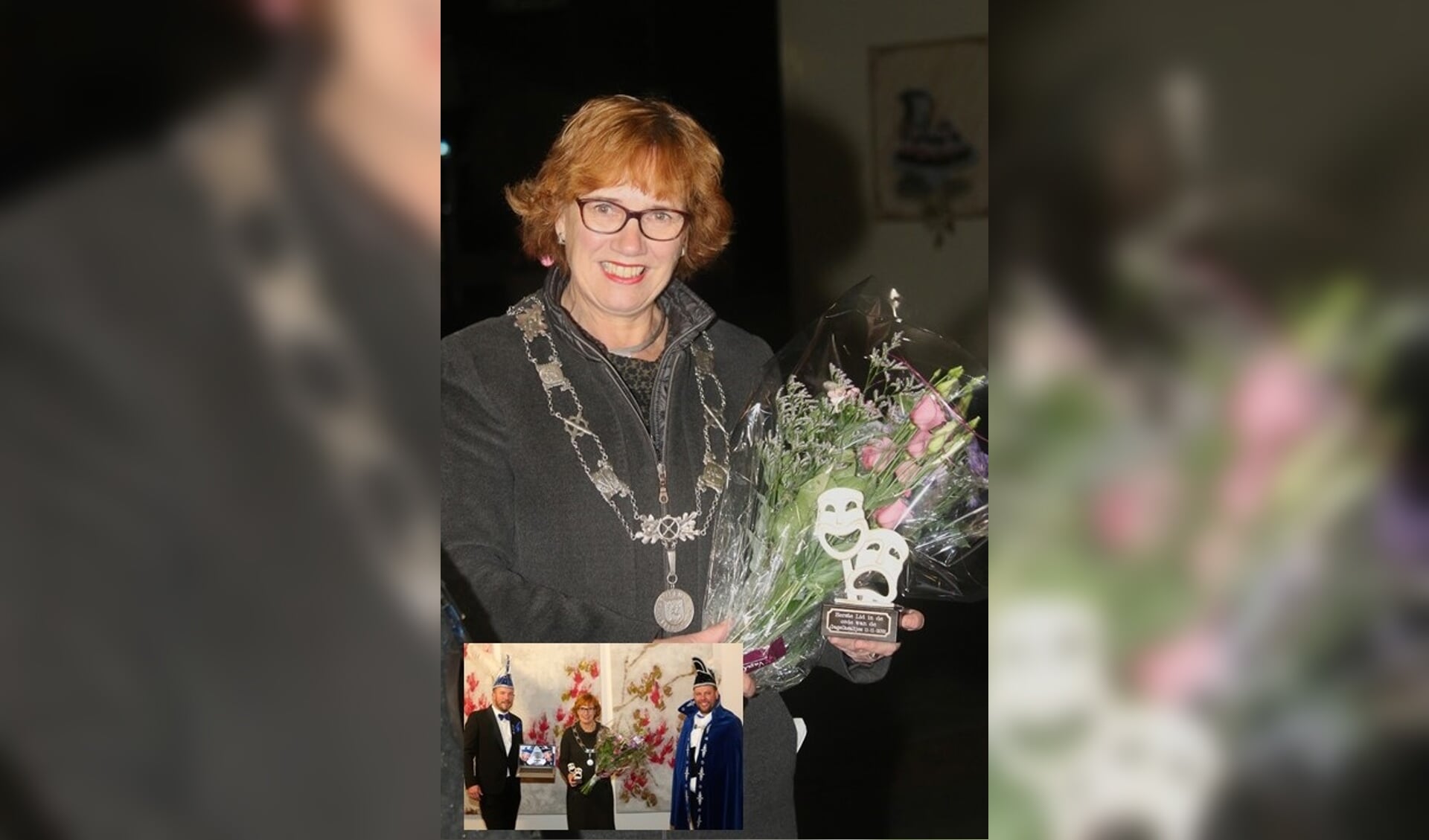 Burgemeester Anneke Raven met het beeldje en de bos bloemen die ze in ontvangst mocht nemen. En op haar kamer met de website online.