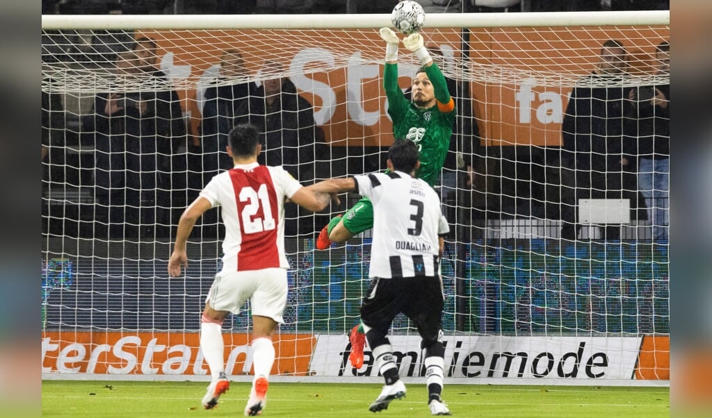 Janis Blaswich houdt zijn doel schoon in de wedstrijd tegen Ajax. (Foto: NESimages)