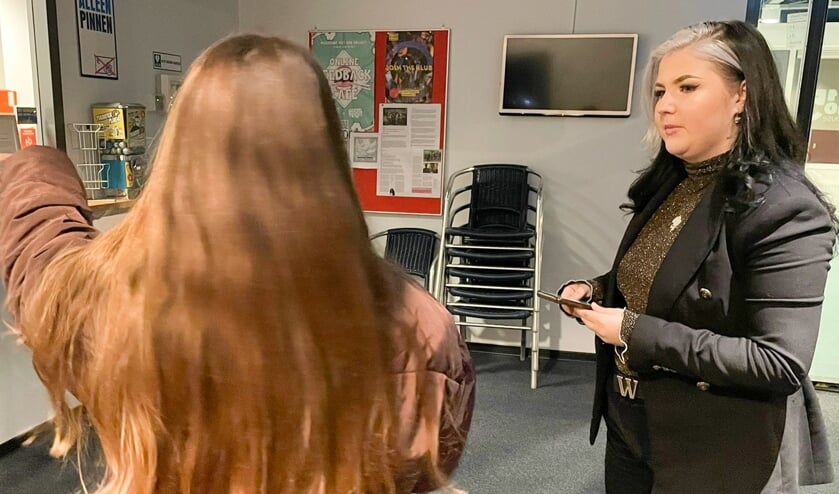 <p>Het Almelose TikTokfenomeen Lola Pani vertelt van alles over het gebruik van sociale media.</p>