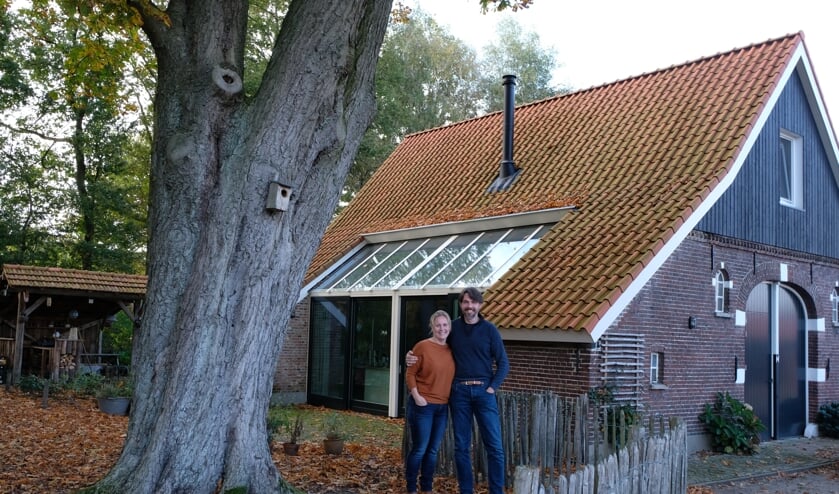 <p>Ralf en Liset Dwars voor hun verbouwde boerenschuur. </p>  